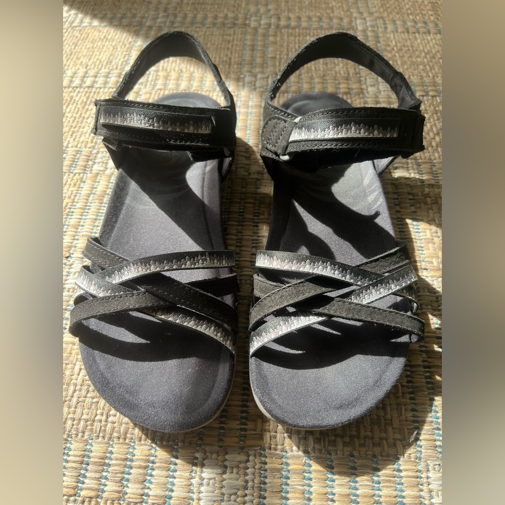 Women's Merrell Sandals. Black. Size 8.